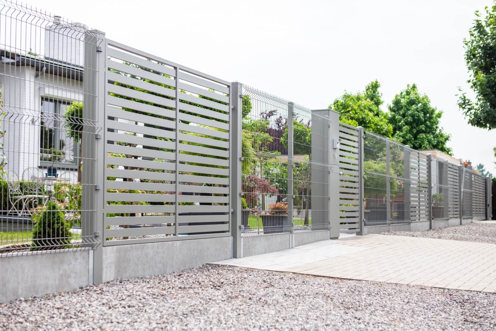 Garagentore für moderne Häuser und nachhaltiges Wohnen